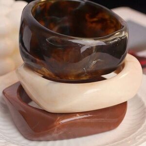 Restocking soon!🔥🔥🆕Set of Three brown Chunky Resin Bangle Bracelets